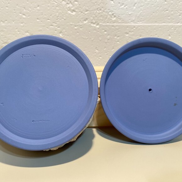 Wedgwood Blue Jasperware Lidded Trinket Box with White Ivy Motif - Picture 6 of 10